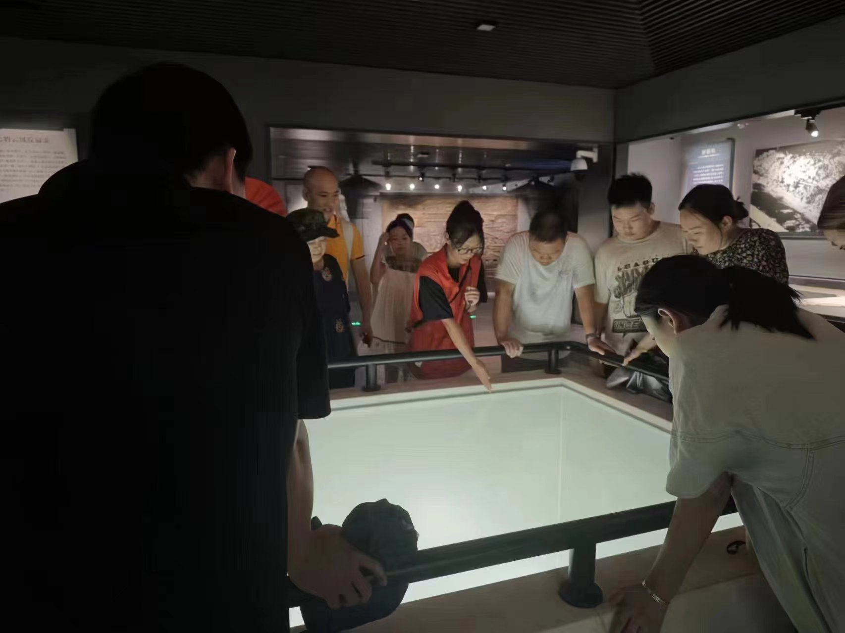 1722386131413572.jpg 3.1大学生讲解五大夫遂.jpg