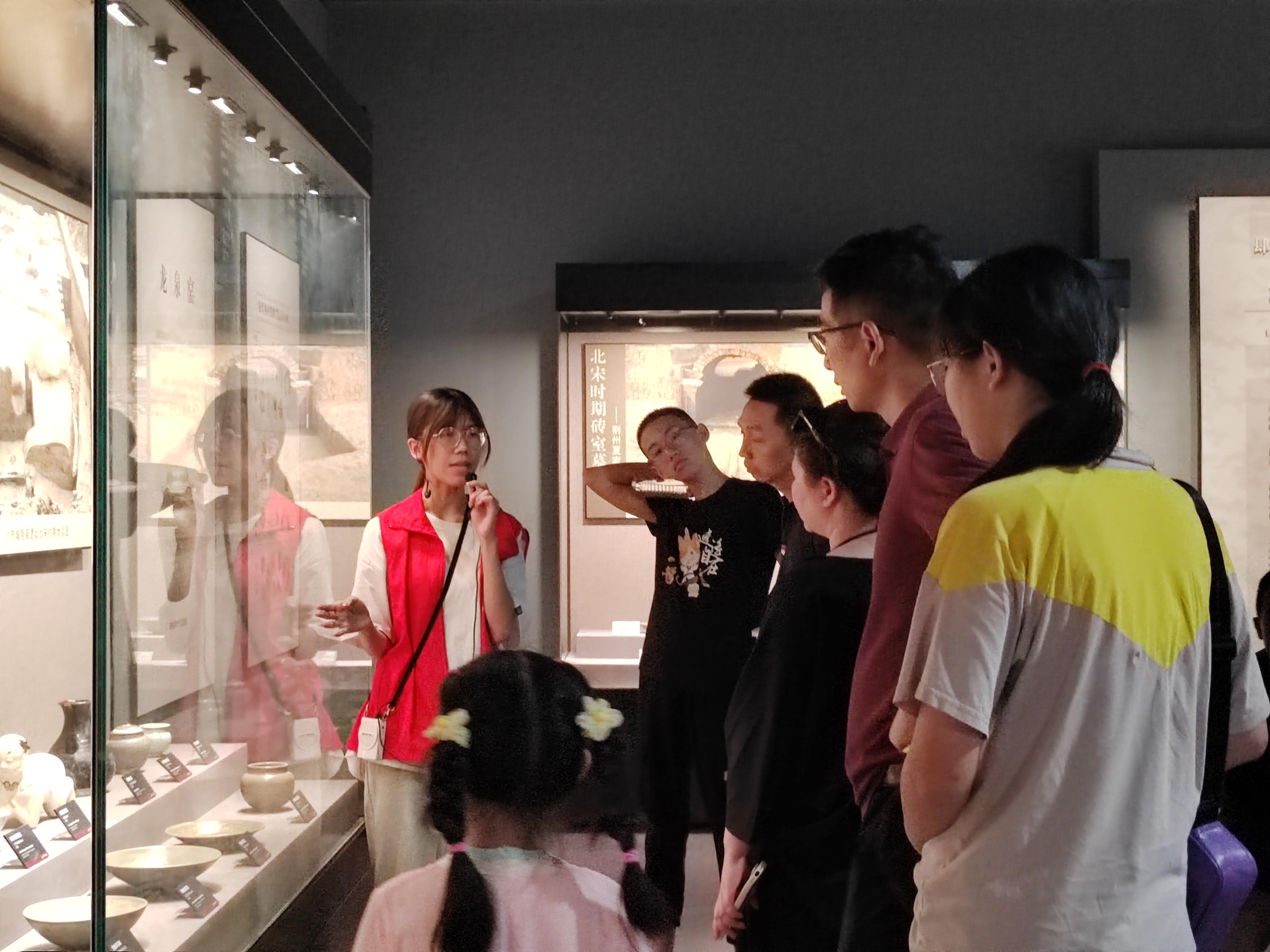 1722386151200633.jpg 3.2大学生讲解瓷器.jpg