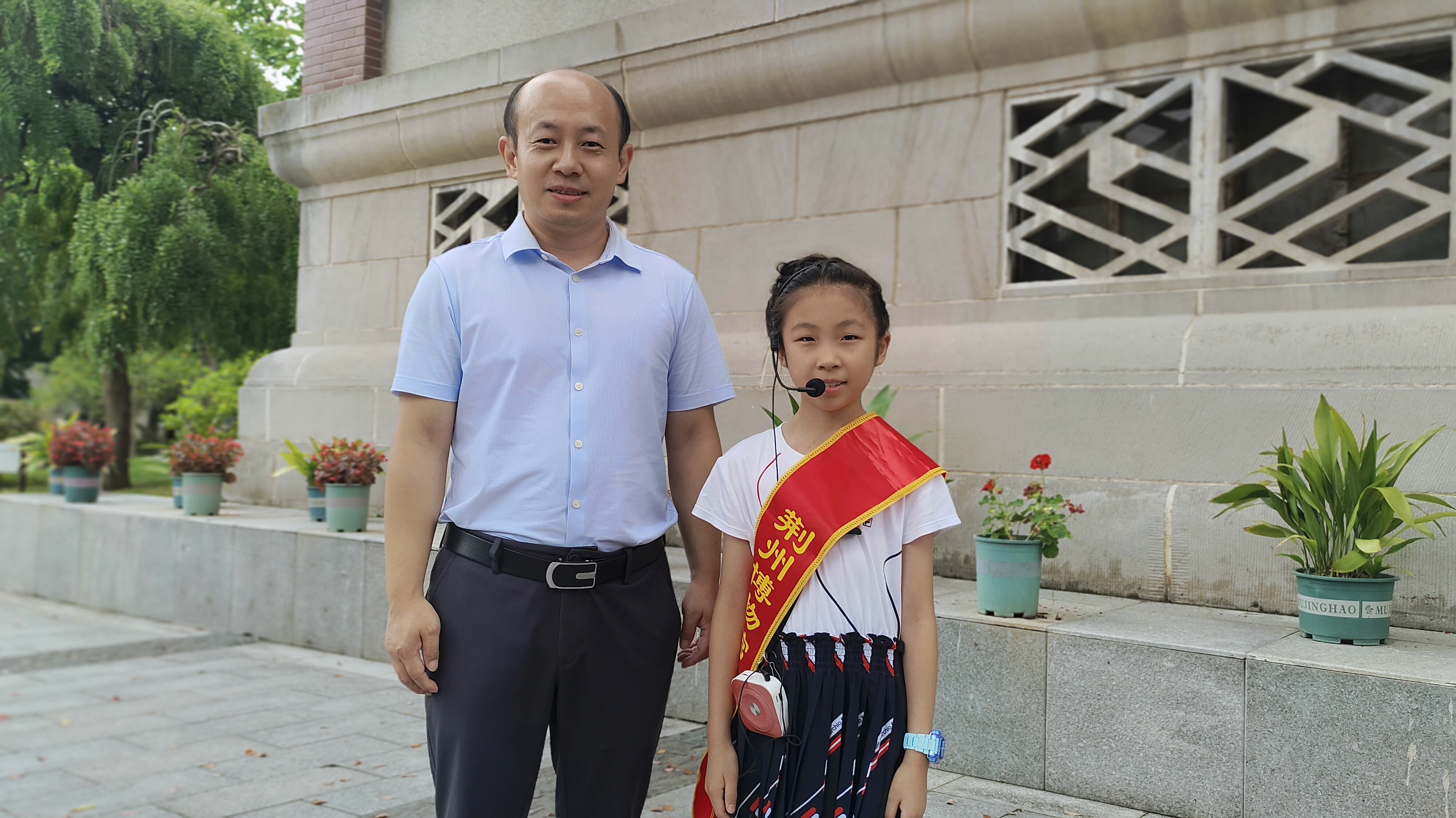 1722386725362533.jpg 5.2小学生志愿者与李亮书记合影.jpg