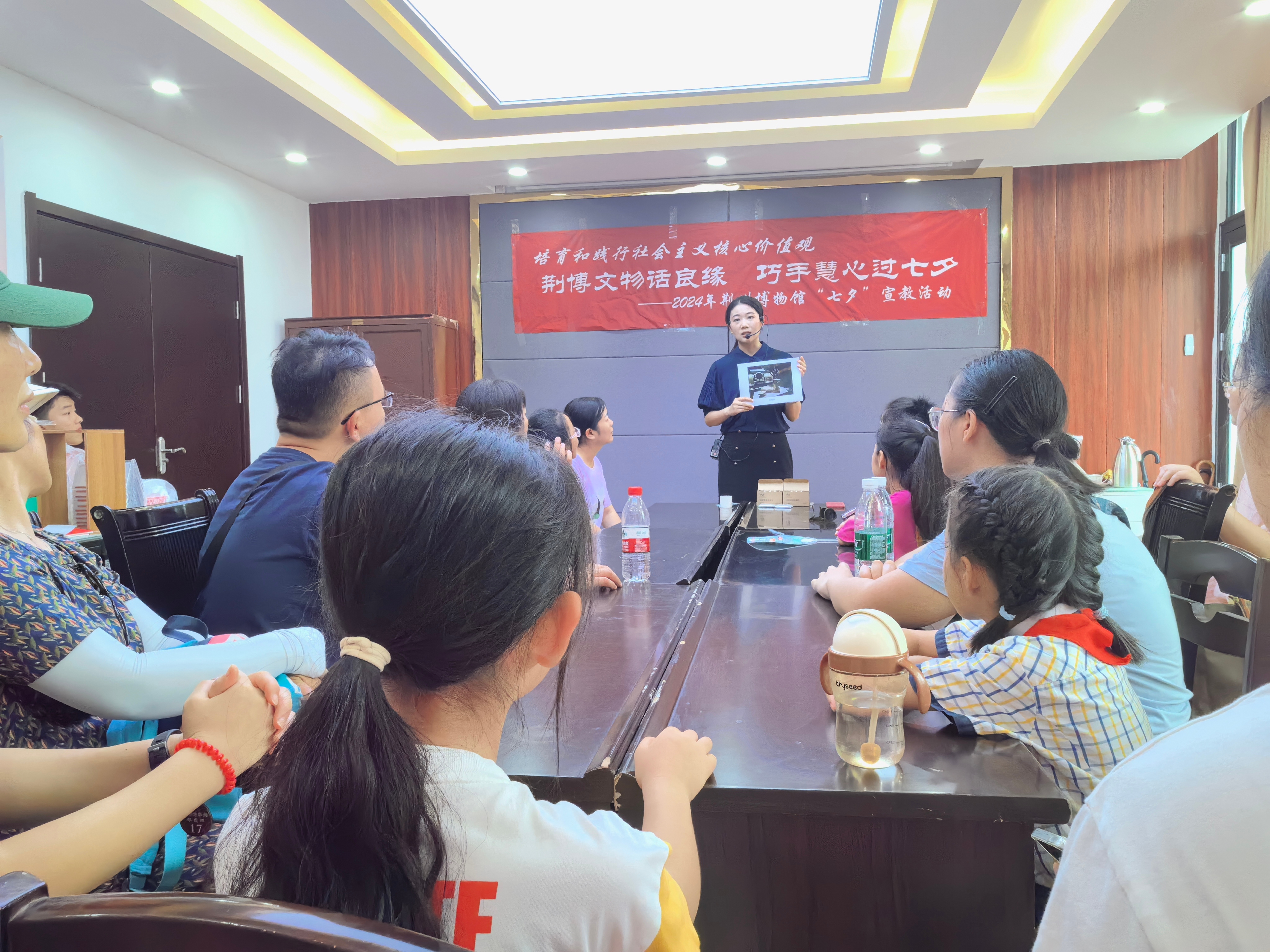 1723281750708218.jpg 讲解员与观众分享传统文化中的爱情故事2.jpg