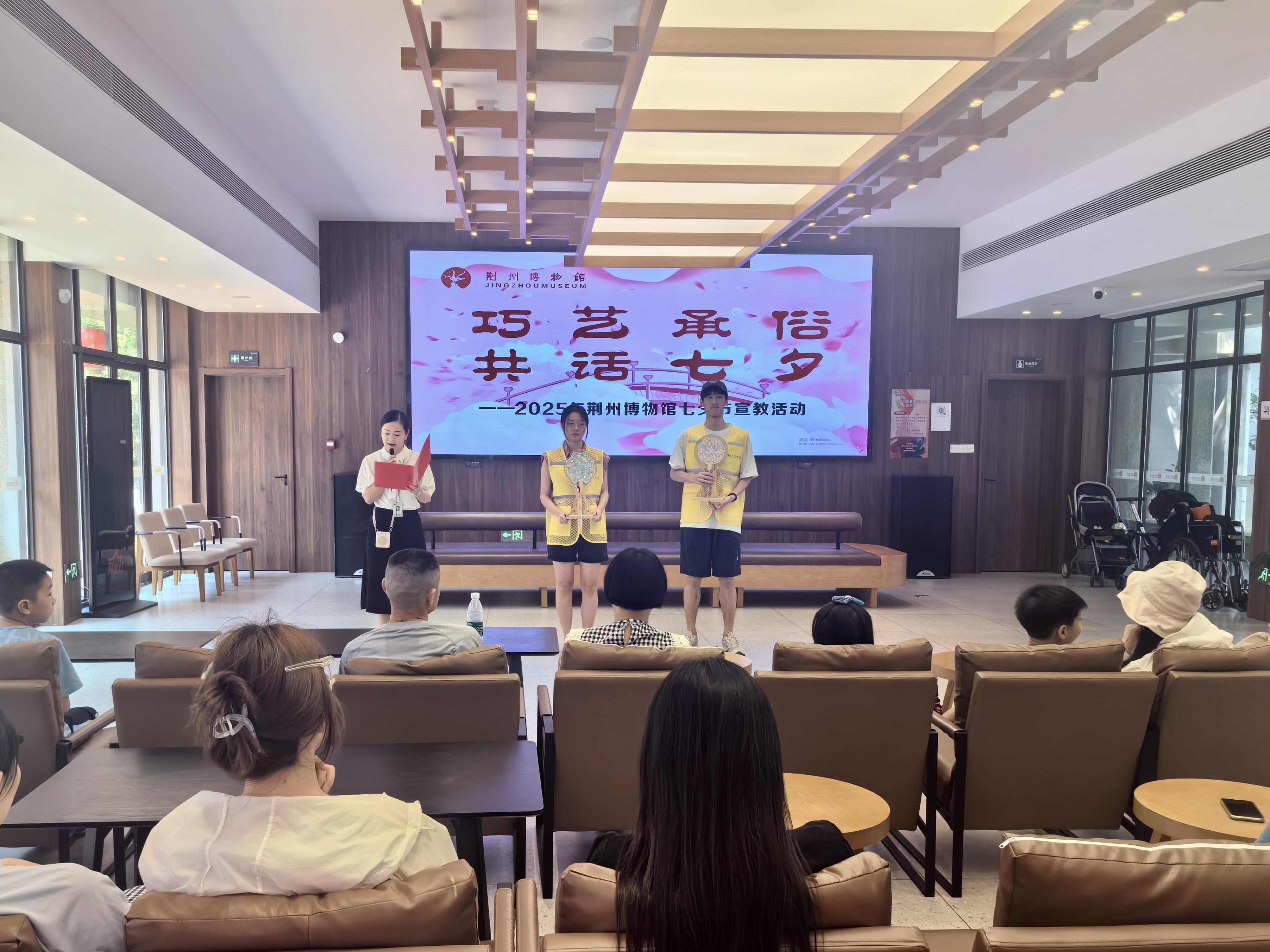 1756868866121325.jpg 2.讲解员介绍七夕节的来源及习俗.jpg